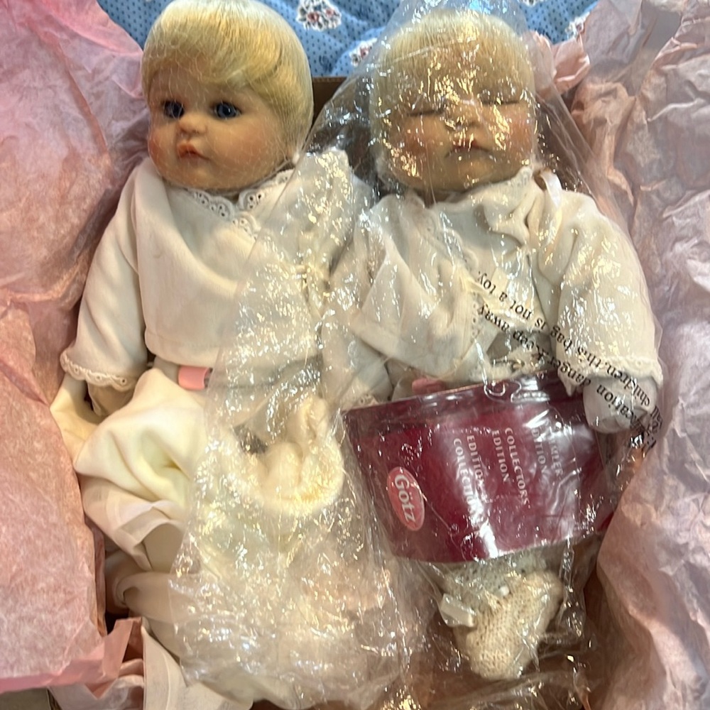Twin Girl Goetz baby dolls, two newborns , rare - Picture 2 of 6